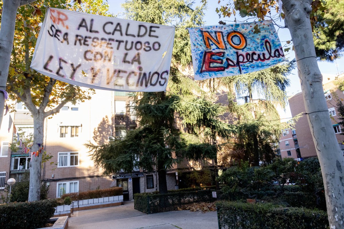 🛑 Vecinas de <a href="/BSaconia/">Ciudad de los Poetas - Barrio Saconia</a> resisten el 4º intento de construir una residencia privada en su barrio.

🚧 El proyecto destruiría jardines y un parque infantil, incrementando ruido, tráfico y contaminación.

⚖️ Ya ganaron 2 sentencias contra el vial necesario para la obra.