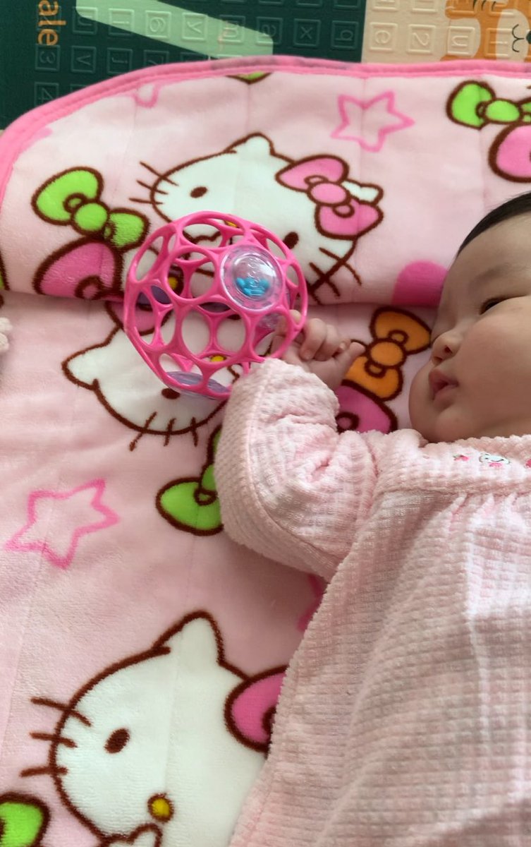 生後2ヶ月、今日オーボールが初めて握れました
すごい！！と叫んでしまいました。
小さな事でも見逃さずに、成長を見届けていきたいです！
愛おしすぎるーーー

#育児　#生後2ヶ月