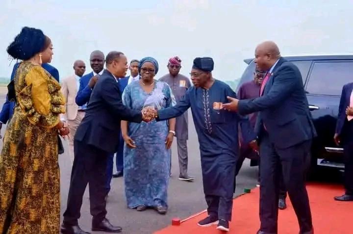 EpimacNiji92308's tweet photo. #BURUNDI,@AShingiro a Pris l'ancien President du #Nigeria @OlesegunA99170 à l'aéroport Melchior Ndadaye. IL vient participer Dans une réunion du 5_6/12/2024 à @MairieBuja.@NtareHouse #TABLE_RONDE Des chefs notre communauté. Bienvenus au Burundi pays de lait et du miel. https://t.co/0JF63RHcFr
