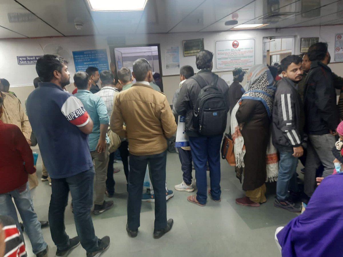 Rohitashwa14's tweet photo. Astonished to see the number of patients. Living a healthy life in clean air, drinking pure water, eating non toxic food, getting sensible social and family support. Are these so elusive or we are trodding a wrong path that will lead us to hell 
#HealthyLiving 
#Delhi 
#pollutio https://t.co/JvFHH2cfRg