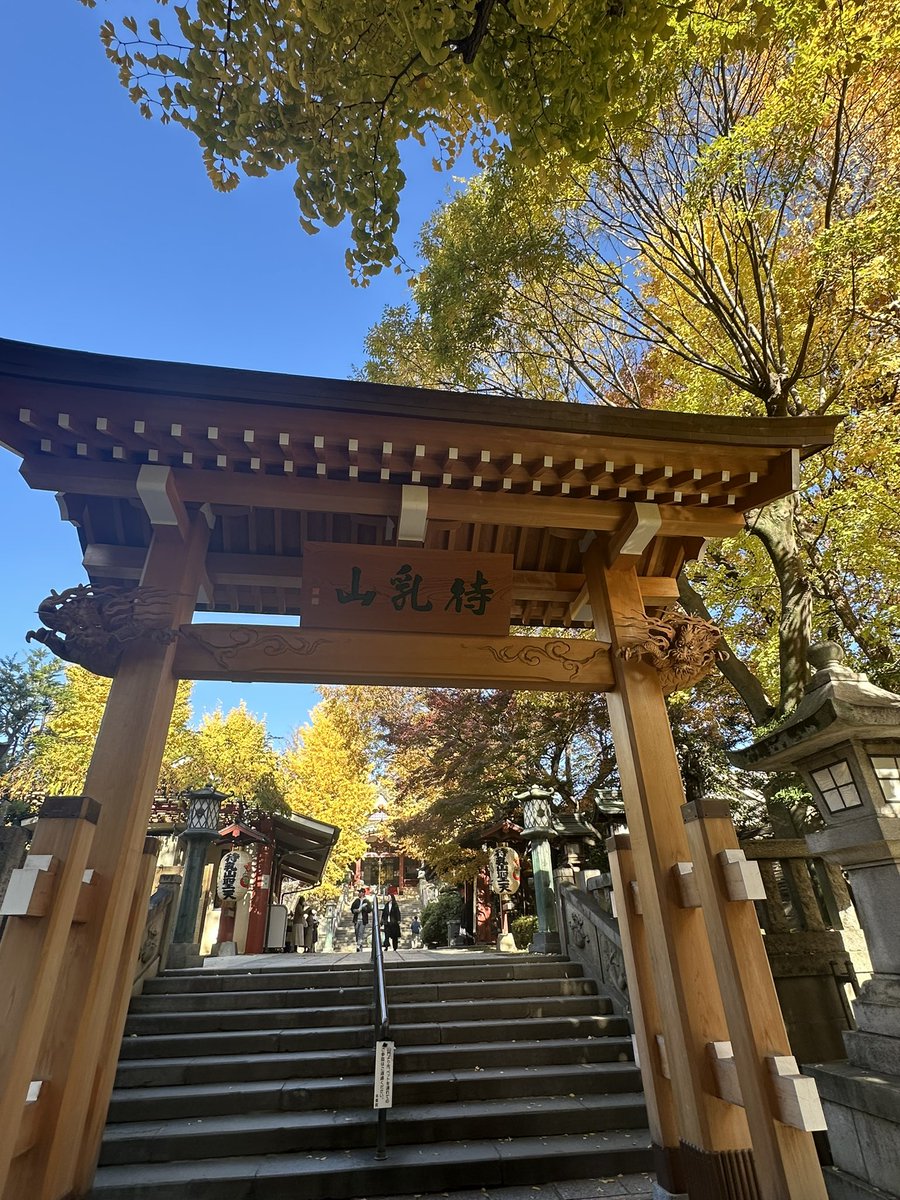 yu3111535's tweet photo. はやともさんが願いが叶った浅草の待乳山聖天に来てみた。紅葉が綺麗で本殿のガラスにも反射してとても神秘的。お供えしたお下がりの大根まで頂いてすごく素敵な空間でした。#待乳山聖天　#紅葉浅草　#パワースポット　#シークエンスはやとも　#大根　#願いが叶う https://t.co/ZdfqXBi1hK