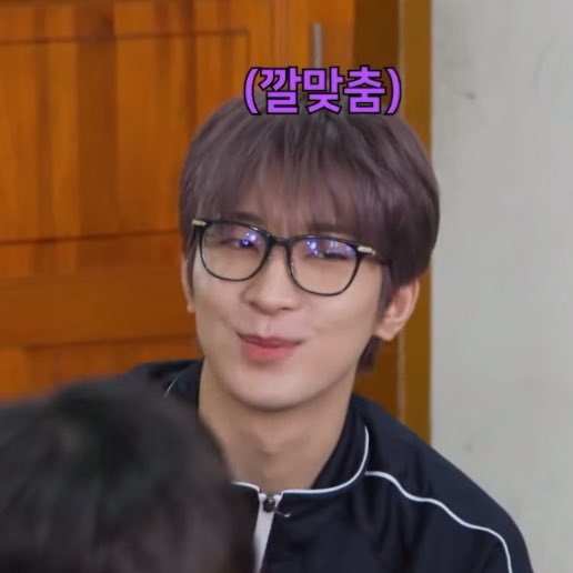 tinkswonu's tweet photo. HS: what’s the name of the fox with glasses? 
VN: it’s foxdungee 
SK: it looks like wonwoo
WW: 😚 

SO CUTE!!! https://t.co/ovdsM1aVhA