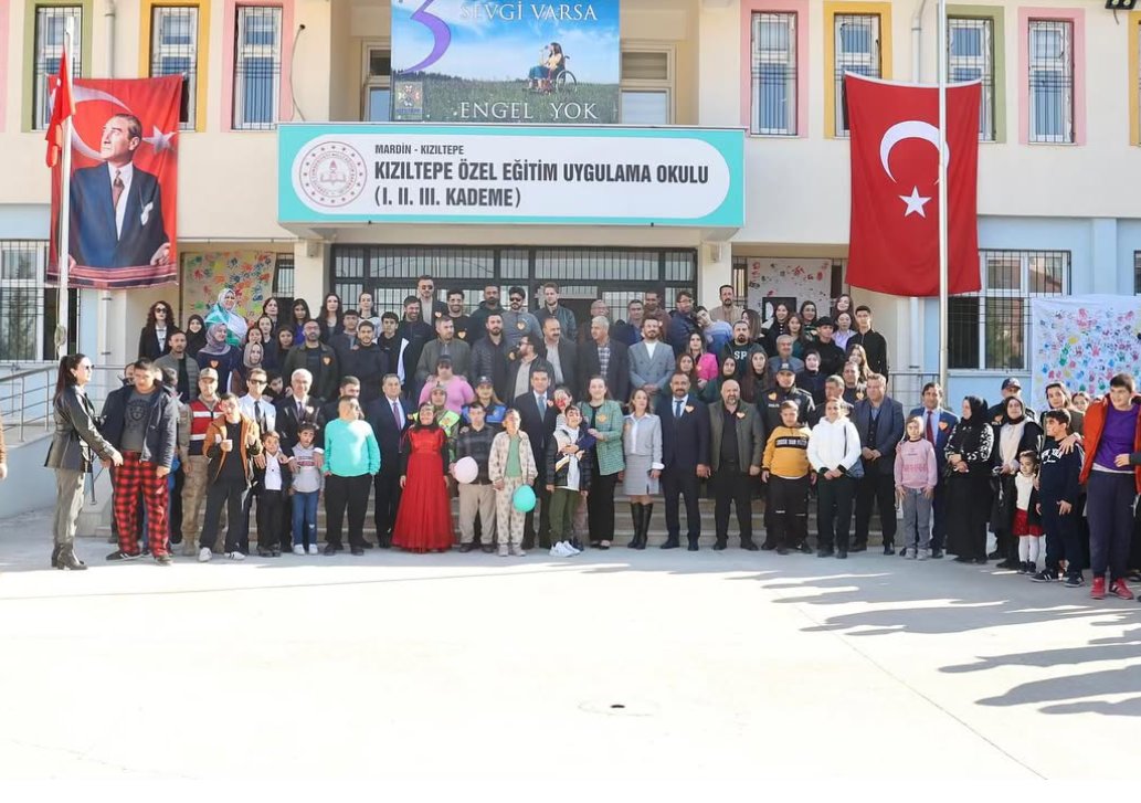 kiziltepemem47's tweet photo. İlçe Kaymakamımız Abdullah ŞAHİN, değerli eşi Emine ŞAHİN ve İlçe Milli Eğitim Müdürümüz Abdulkadir GÜMÜŞ'ün katılımlarıyla, Ahmed-i Hani Mesleki ve Teknik Anadolu Lisesi, Özel Uygulama Okulu ve Özel Eğitim Anaokulu'nda 3 Aralık Dünya Engelliler Günü kapsamında etkinlik düzenlendi. Engelleri aşmak için hep birlikte çalışmaya, farkındalık yaratmaya devam ediyoruz. Emeği geçen tüm öğretmen, öğrenci ve velilerimize teşekkür ederiz.
@tcmeb 
@Yusuf__Tekin 
@tuncay_akkoyun 
@KiziltepeKymlk 
@ali_eyyupkoca 
@akadirgms