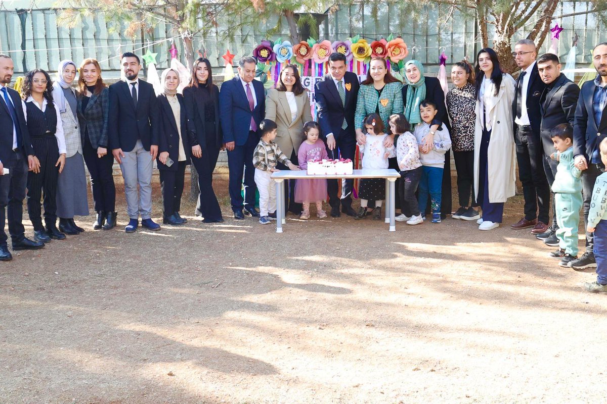 kiziltepemem47's tweet photo. İlçe Kaymakamımız Abdullah ŞAHİN, değerli eşi Emine ŞAHİN ve İlçe Milli Eğitim Müdürümüz Abdulkadir GÜMÜŞ'ün katılımlarıyla, Ahmed-i Hani Mesleki ve Teknik Anadolu Lisesi, Özel Uygulama Okulu ve Özel Eğitim Anaokulu'nda 3 Aralık Dünya Engelliler Günü kapsamında etkinlik düzenlendi. Engelleri aşmak için hep birlikte çalışmaya, farkındalık yaratmaya devam ediyoruz. Emeği geçen tüm öğretmen, öğrenci ve velilerimize teşekkür ederiz.
@tcmeb 
@Yusuf__Tekin 
@tuncay_akkoyun 
@KiziltepeKymlk 
@ali_eyyupkoca 
@akadirgms