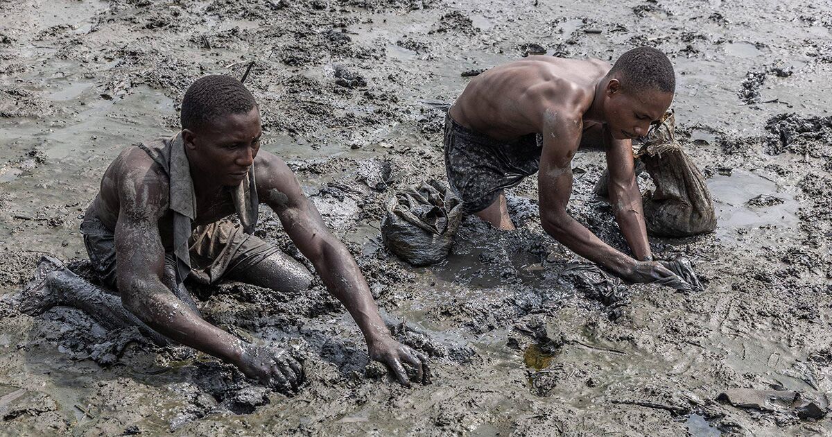 .<a href="/BloombergUK/">Bloomberg UK</a> asks who will clean up oil pollution in the Niger Delta if Shell's sale of its Nigerian subsidiary goes ahead. 

Dan Leader and Matthew Renshaw represent the Ogale and Bille communities taking legal action against Shell over soil pollution.

bloomberg.com/news/articles/…