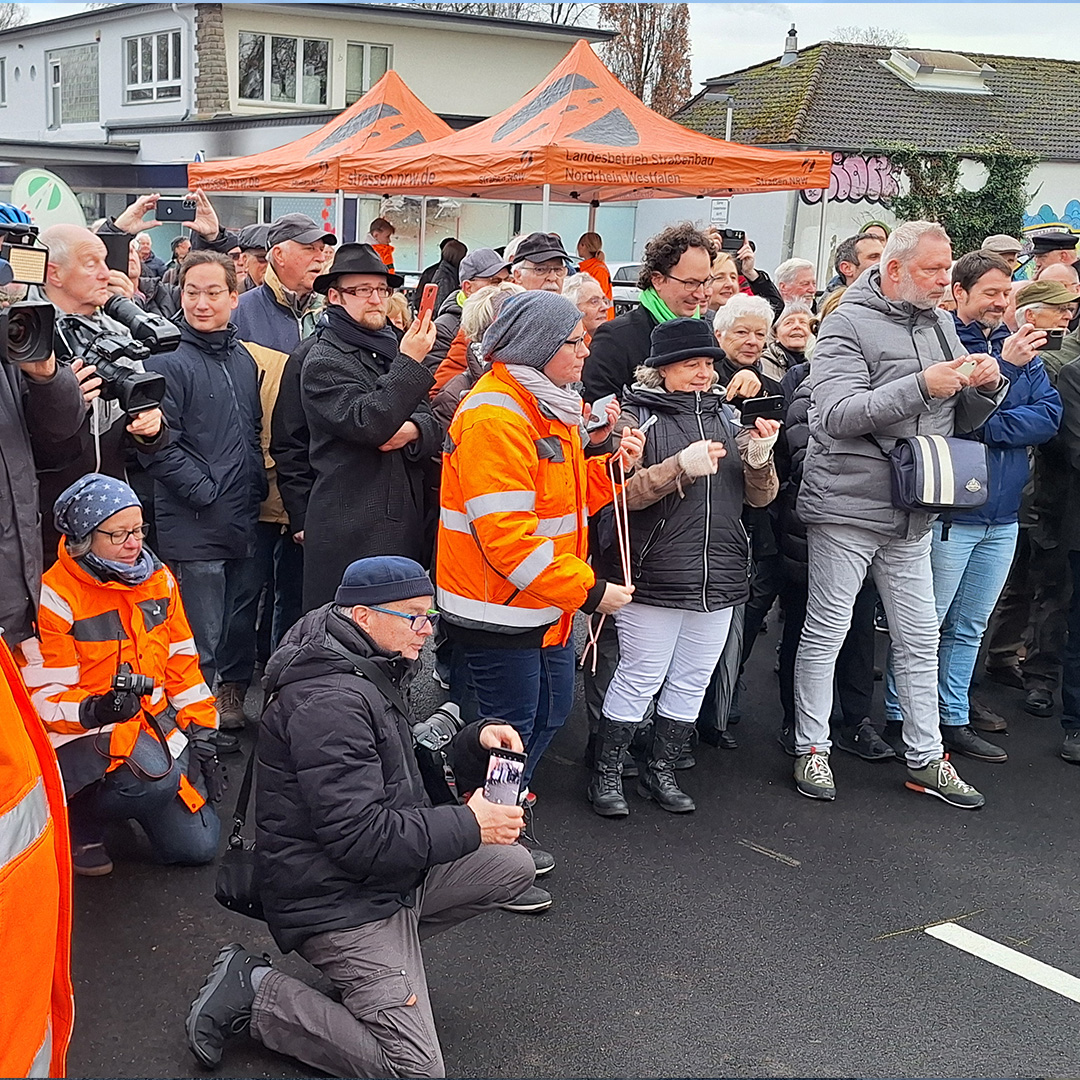 Insgesamt 15 Brücken hat strassen.NRW als Folge der Hochwasserkatastrophe 2021 vollständig erneuert. Heute (04. Dezember) wurde mit der Rurbrücke Jülich die 15. und damit letzte dieser Brücken freigegeben. 

#Strassennrw #Strassenbau #Brückenbau #Jülich <a href="/UmweltNRW/">Umweltministerium</a>