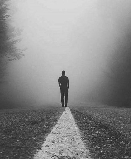 وقتی نمی دانی آخرش چه می شود! لحظه لحظه ات را با چشمانت اسکرین شات میگیری، لحظه لحظه ات را نفس میکشی از اعماق وجود!
بو میکشی با تمام توان!
آغوشی را! بوسیدنی را! بوییدنی را!
تا در تک تک سلولهای بدنت ثبت شود!
آن آغوش!
آن بوسیدن!
و آن بوییدن!
وقتی نمی دانی آخرش چه می شود!
وسط شلوغ