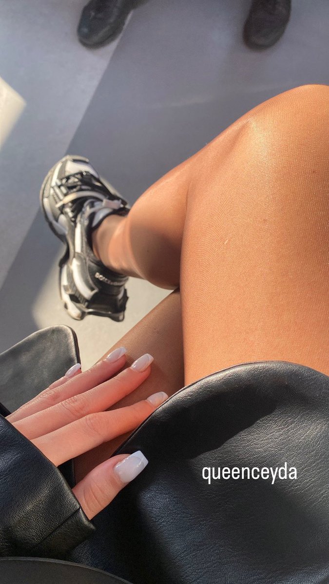 güneş vuracağı yeri biliyor, o da kraliçesinin bacağına hizmet ediyor 😅 #finansalköle