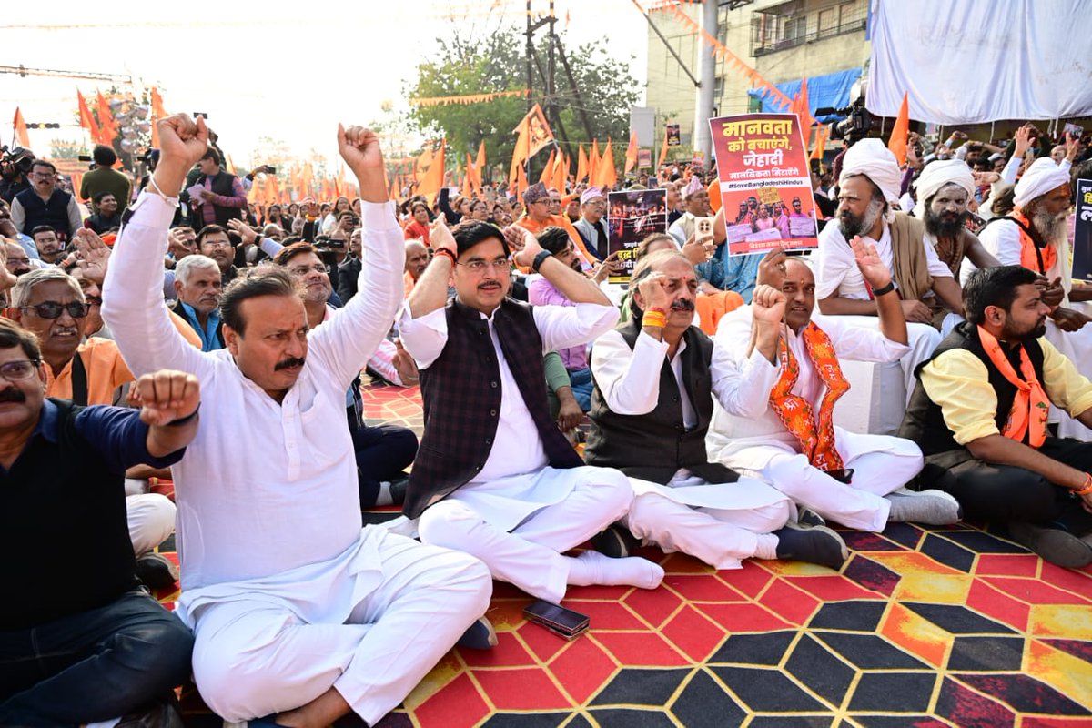 Ashish_HG's tweet photo. आज भोपाल स्थित भारत माता मंदिर चौराहे पर भारतीय जनता पार्टी के प्रदेश अध्यक्ष व खजुराहो सांसद श्री विष्णुदत्त शर्मा जी एवं प्रदेश संगठन महामंत्री श्री हितानंद जी के साथ बंग्लादेश में हिन्दू मंदिरों के विध्वंस, हिन्दू नरसंहार और बर्बरता के विरुद्ध आवाज़ उठाने के लिए आयोजित विशाल धरना प्रदर्शन में सहभागिता कर बांग्लादेश में हिंदू भाई-बहनों की सुरक्षा और धार्मिक स्वतंत्रता की रक्षा के लिए मुखरता से प्रदर्शन किया।

#SaveHinduTemples #JusticeForHindus #StopReligiousViolence
#SaveBangladeshiHindus  #HinduRights #SaveOurTemples #ProtectReligiousFreedom #HinduUnity