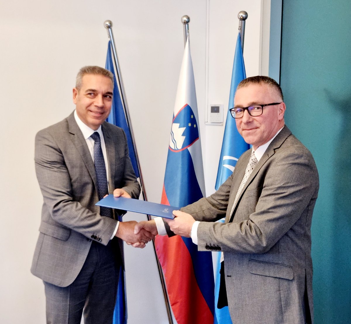 regulator_akos's tweet photo. #AKOS in #OCECPR krepita sodelovanje. Direktor AKOS Marko Mišmaš in direktor ciprskega regulatorja elektronskih komunikacij in poštnih storitev George Michaelides sta podpisala sporazum o sodelovanju na področju elektronskih, poštnih storitev in kibernetske varnosti. #regulator https://t.co/LVmzBVQoBx