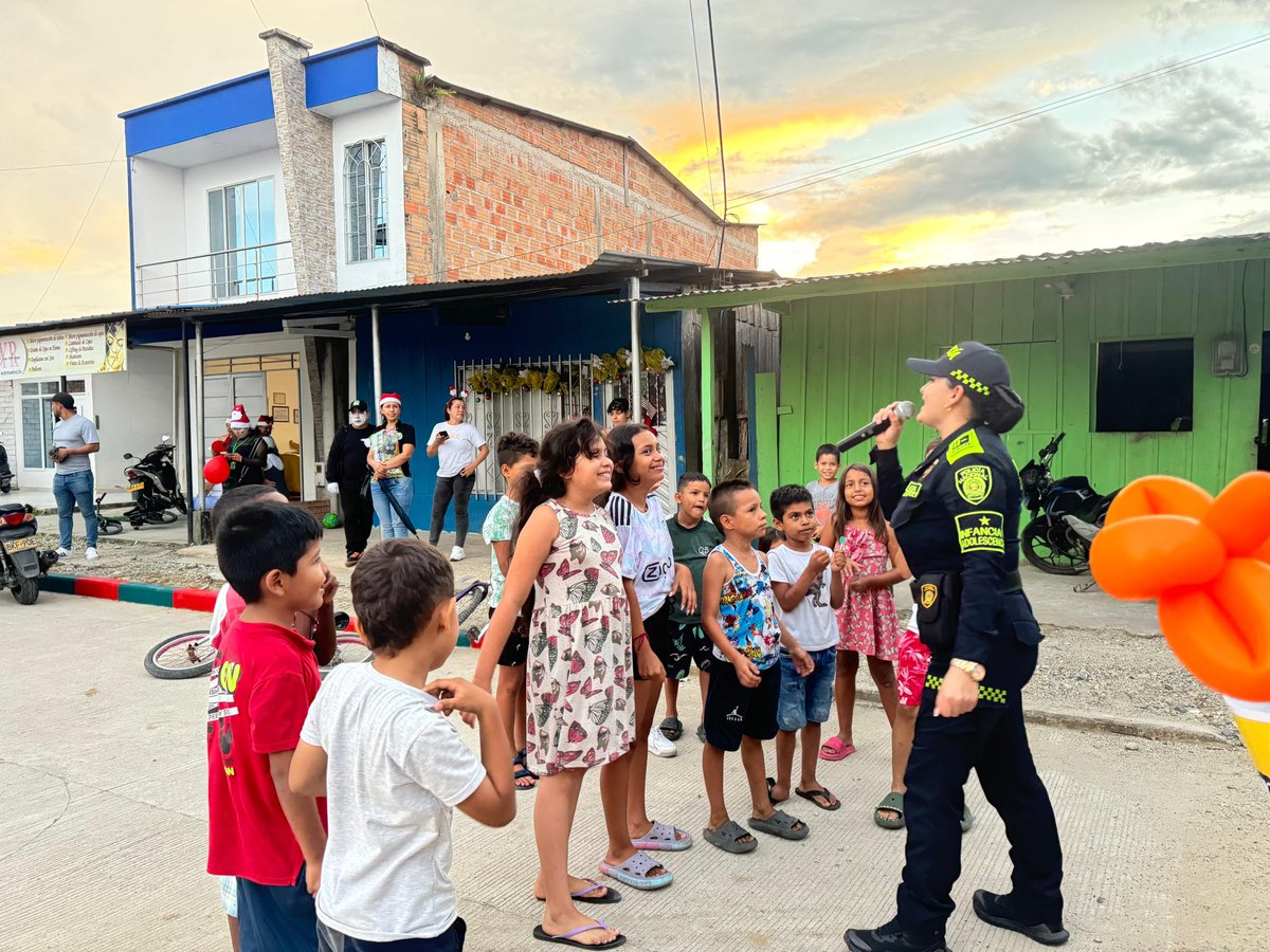 PoliciaDepuy's tweet photo. En el municipio de #Orito se llevó a cabo una actividad denominada caravana por la protección de nuestros niños, niñas y adolescentes mediante el lema “Familias Felices Plan Navidad”🎄 donde se brindaron recomendaciones para la prevención del uso de la pólvora. https://t.co/OJHxij7G2Y