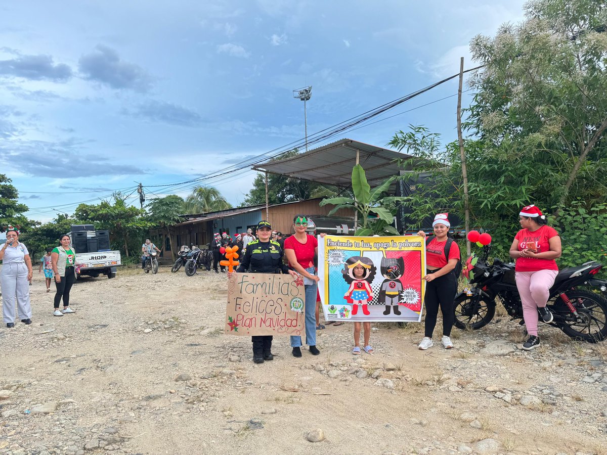 PoliciaDepuy's tweet photo. En el municipio de #Orito se llevó a cabo una actividad denominada caravana por la protección de nuestros niños, niñas y adolescentes mediante el lema “Familias Felices Plan Navidad”🎄 donde se brindaron recomendaciones para la prevención del uso de la pólvora. https://t.co/OJHxij7G2Y