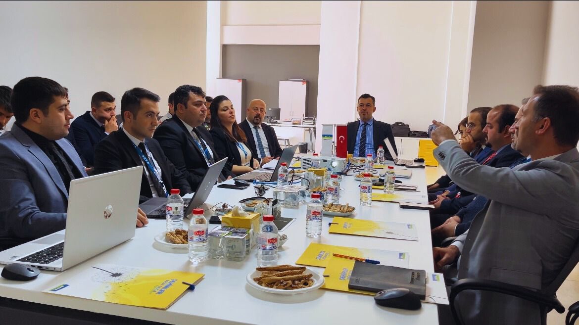 EmreKozak33's tweet photo. #Mersin Bölgesi İcra Toplantımızı, bölge yöneticilerimizin katılımıyla #Mut ilçemizde gerçekleştirdik. Süreçlerimize dair yapılan değerlendirmeler, çalışmalarımıza önemli katkılar sağladı. Tüm yöneticilerimize teşekkür ederiz. 

#Aksa #Çukurova #doğalgaz @tufandmn https://t.co/sGm9XaPH2O