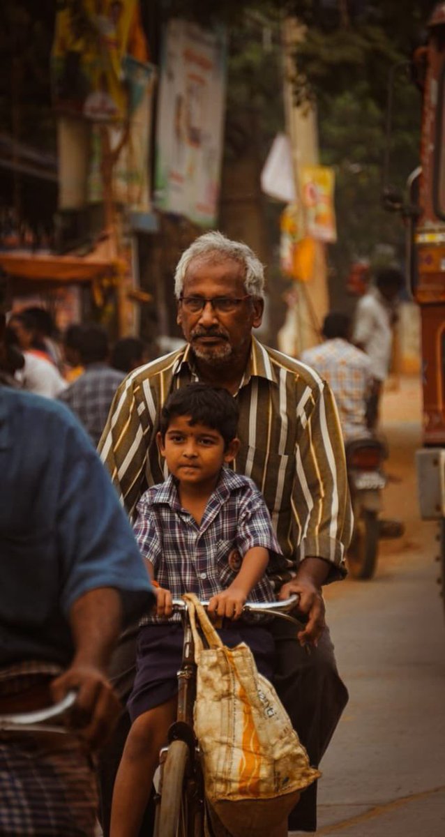 இதுவரை
என் கவிதைகளில்
வராது விட்டுப்போன
வார்த்தைகளுக்கொரு
வடிவம் கொடுத்துப் பார்க்கிறேன்
அதிசயமாய் அதிலும் நீ மட்டும்தான்..

என்னில் உன்னுயிர் போல..!!