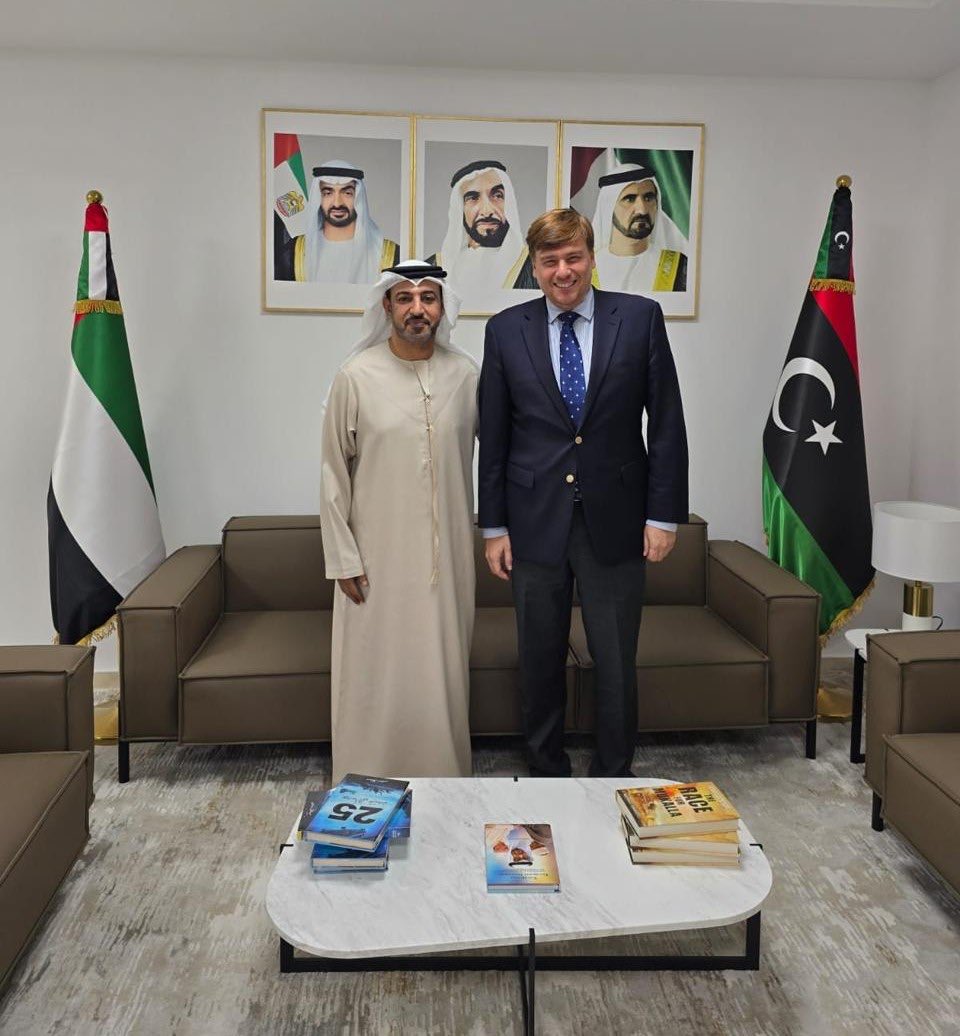 استقبل سعادة / محمد علي الشامسي سفير الدولة لدى ليبيا السيد /  خافيير سوريا - سفير اسبانيا لدى ليبيا وذلك بمقر السفارة بتونس ، اللقاء تناول العلاقات الثنائية بين البلدين اضافة الى الملفات ذات الاهتمام المشترك والاوضاع الراهنة في ليبيا .