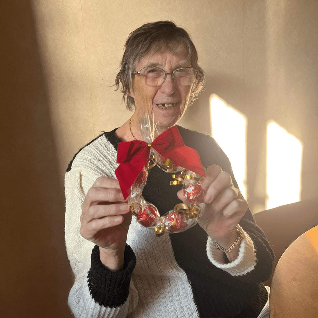 RightatHomeGF's tweet image. Spreading the Christmas spirit with our clients as they create their own Lindor wreaths! 🎄 

#SpreadingChristmasCheer #ClientCam #RightAtHome