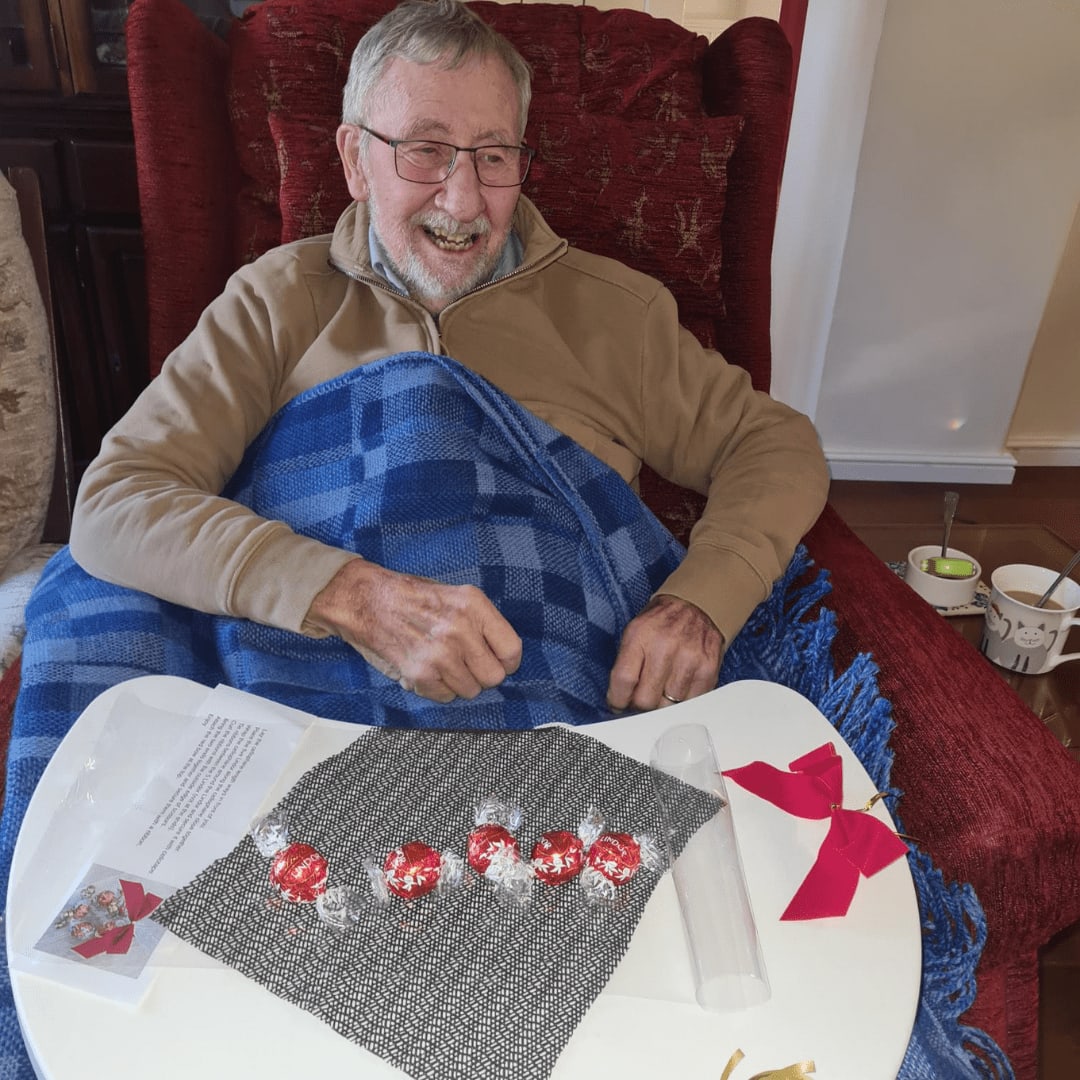 RightatHomeGF's tweet image. Spreading the Christmas spirit with our clients as they create their own Lindor wreaths! 🎄 

#SpreadingChristmasCheer #ClientCam #RightAtHome