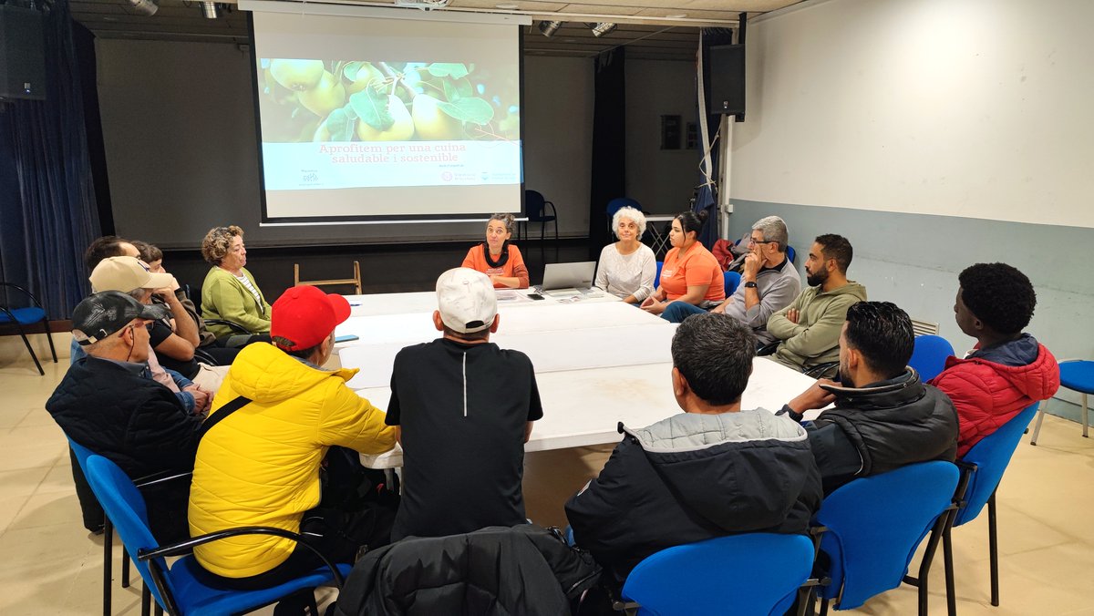🧑‍🍳Durant 2 dimecres, usuaris i voluntariat de l'Hort Social de Premià de Mar assisteixen a un taller de cuina i alimentació al Centre Cívic del carrer de l'Esperança, 19 #PremiàDeMar #Maresme #HortSocialPdM #ServeisSocialsPdM