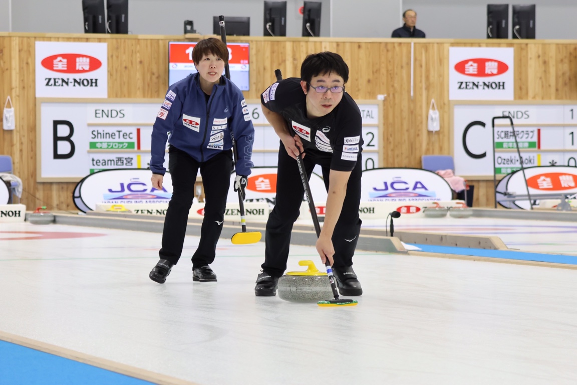 🥌第18回 全農日本ミックスダブルスカーリング選手権大会in稚内🧊

【1次予選・競技8】
北澤・臼井VS チーム苫米地の試合は8-6で北澤・臼井の勝利✨
第5エンドのパワープレーで同点に追いつき、果敢にチャレンジしました👏

「ニッポンの食」パワーで がんばれ！🇯🇵

 #カーリング #JMDCC2024 #全農
