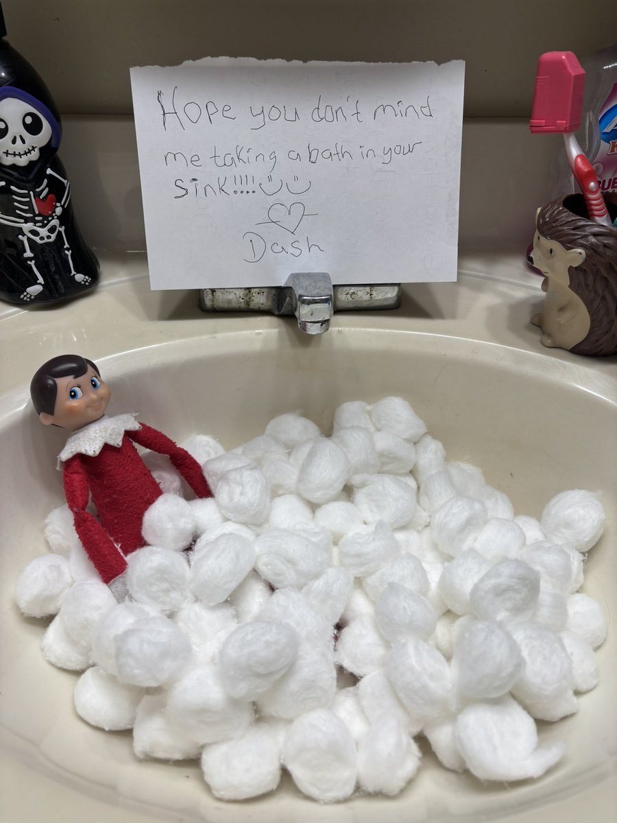 cutecolleen85's tweet image. Dash looks relaxed in his bubble bath!! 😄
#adventureswithDash #elffun #Christmas2024