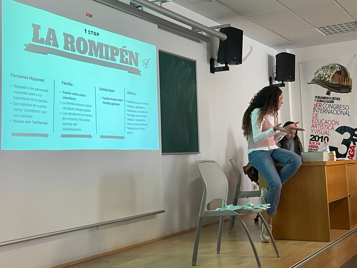 Gracias a las compañeras Alejandra y Tamara de <a href="/fakaligitanas/">FAKALI</a> por venir al aula de #EducacionArtistica  de <a href="/EducacionUs/">Facultad de Ciencias de la Educación @unisevilla</a> a sensibilizar sobre cuestiones de diversidad e inclusión de la población gitana.