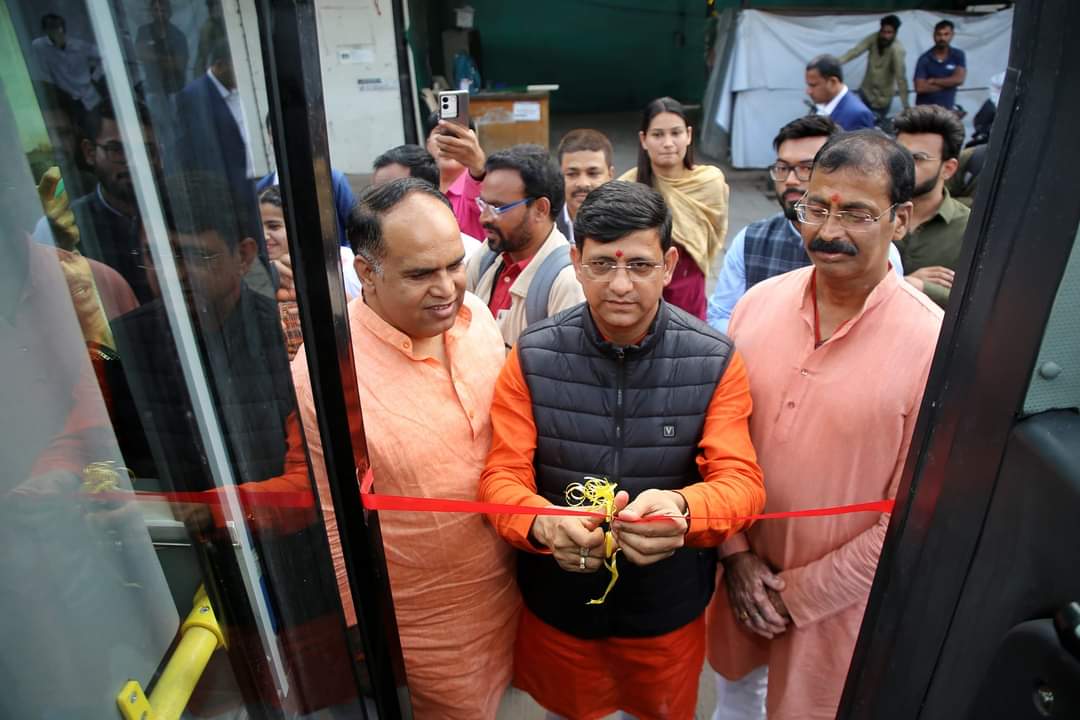 SwachhIndore's tweet photo. अटल इंदौर सिटी ट्रांसपोर्ट सर्विसेस लिमिटेड परिसर से महापौर एवं अध्यक्ष एआईसीटीएसएल बोर्ड श्री @advpushyamitra द्वारा शहर में ग्रीन मोबिलिटी को बढ़ावा देने एवं यात्रियों की सुविधा हेतु अमृत योजना के अंतर्गत प्राप्त 10 नवीन,35 सीटर इलेक्ट्रिक,ए.सी.सिटी बसों का शुभारंभ किया।#aictsl https://t.co/WQRWPOfj2i