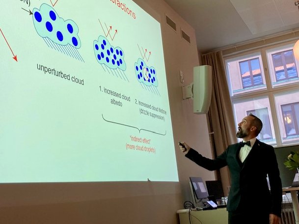 Faculty of Science, University of Helsinki (@kumpulascience) on Twitter photo Proffaluentojen aika! Ensimmäisenä Federico Bianchi <a href="/AtmosFede/">Federico Bianchi 🇪🇺</a>, kryosfäärin ja ilmakehän vuorovaikutuksen professori. Hän tutkii sitä, miten ilmakehän aerosolihiukkaset muodostuvat. Fede tutkii myös ilmansaasteita ja ikiroudan hiukkaspäästöjä. Proffaluentojen aika! Ensimmäisenä Federico Bianchi <a href="/AtmosFede/">Federico Bianchi 🇪🇺</a>, kryosfäärin ja ilmakehän vuorovaikutuksen professori. Hän tutkii sitä, miten ilmakehän aerosolihiukkaset muodostuvat. Fede tutkii myös ilmansaasteita ja ikiroudan hiukkaspäästöjä.