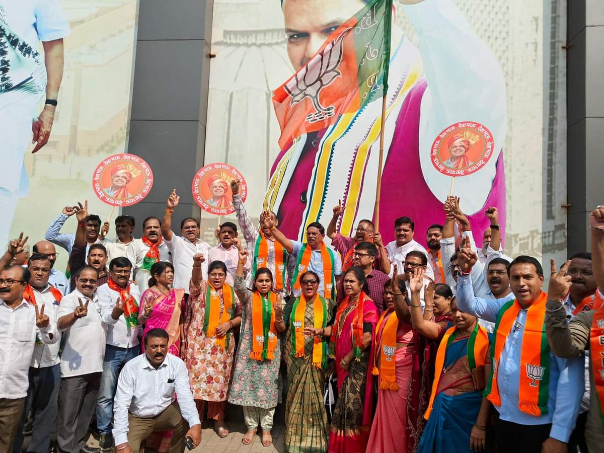 santoshdjaiswal's tweet photo. भाजपा विधिमंडळ गटनेतेपदी श्री. देवेंद्रजी फडणवीस साहेबांची निवड झाली असून, ते तिसऱ्यांदा महाराष्ट्राचे मुख्यमंत्री होणार आहेत. त्यानिमित्ताने भाजपा ठाणे विभागीय कार्यालयाबाहेर कार्यकर्त्यांनी जल्लोष केला. या आनंदोत्सवात सहभागी झालो होतो.

https://t.co/FaHLlzJDYD

via MyNt https://t.co/hpYAv6PDDb