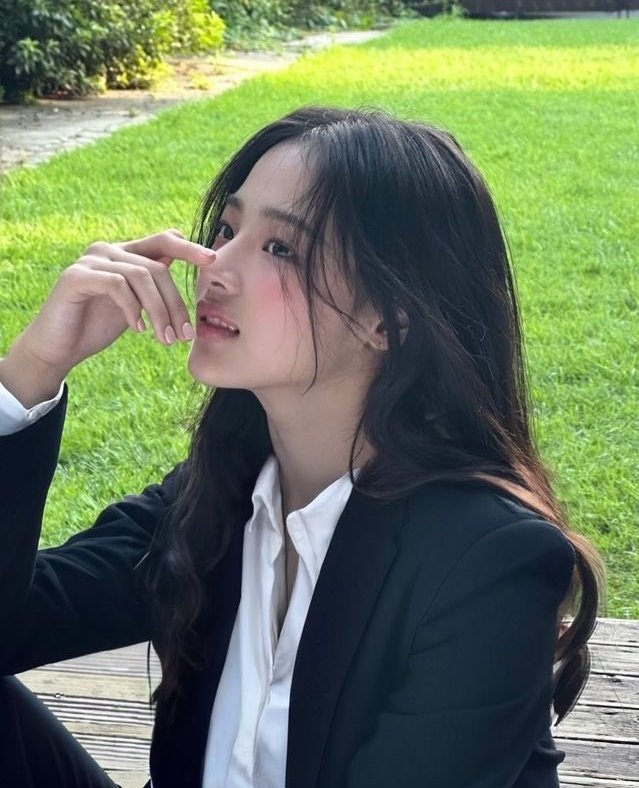 밍릿

오디오 켜진 줄도 모르고
늦게 예능 합류한 김믽디
침낭에사 자고 있는 강헤릱한테 가서

                                                   애기, 언니 왔어

한 마디 했다가 그대로 방송 송출 돼서
실시간 검색어 부동의 1위 등극..