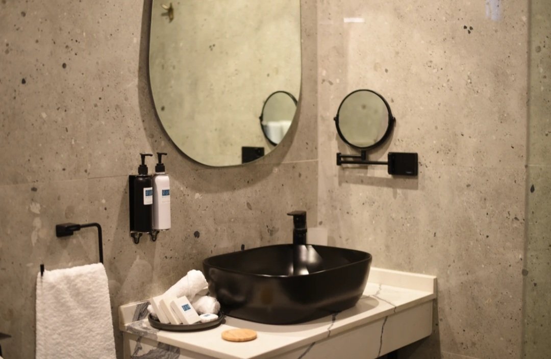 CurateZimbabwe's tweet photo. Experience comfort and luxury at Hotel258 in Harare, Zimbabwe. Offering stylish rooms, great amenities &amp; central location for business and leisure stays. https://t.co/syWBtbYFjw Tel: 08677-010-300 #Zimbabwe #Travel #luxurylifestyle #Hotel258 https://t.co/Gj42ZiHZnJ