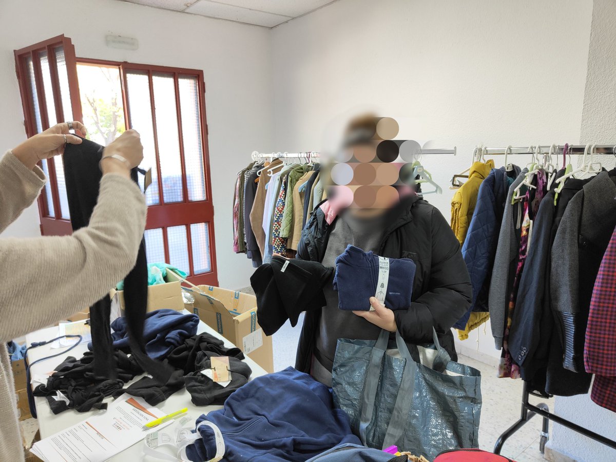 Nueva jornada de entrega de ropa, zapatos, material escolar y forros polares para las familias del proyecto ECOARMARIO🧥👟📚 
Queremos asegurar que todas las familias en situación vulnerable tengan lo necesario
Gracias a los colaboradores🤝
<a href="/AytoLeganes/">Ayuntamiento de Leganés</a>  <a href="/FundlaCaixa/">Fundación ”la Caixa”</a> #Mainpaper