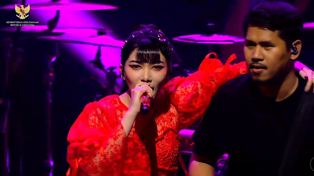 Isyana Sarasvati opens the 2024 #AMIAwards.