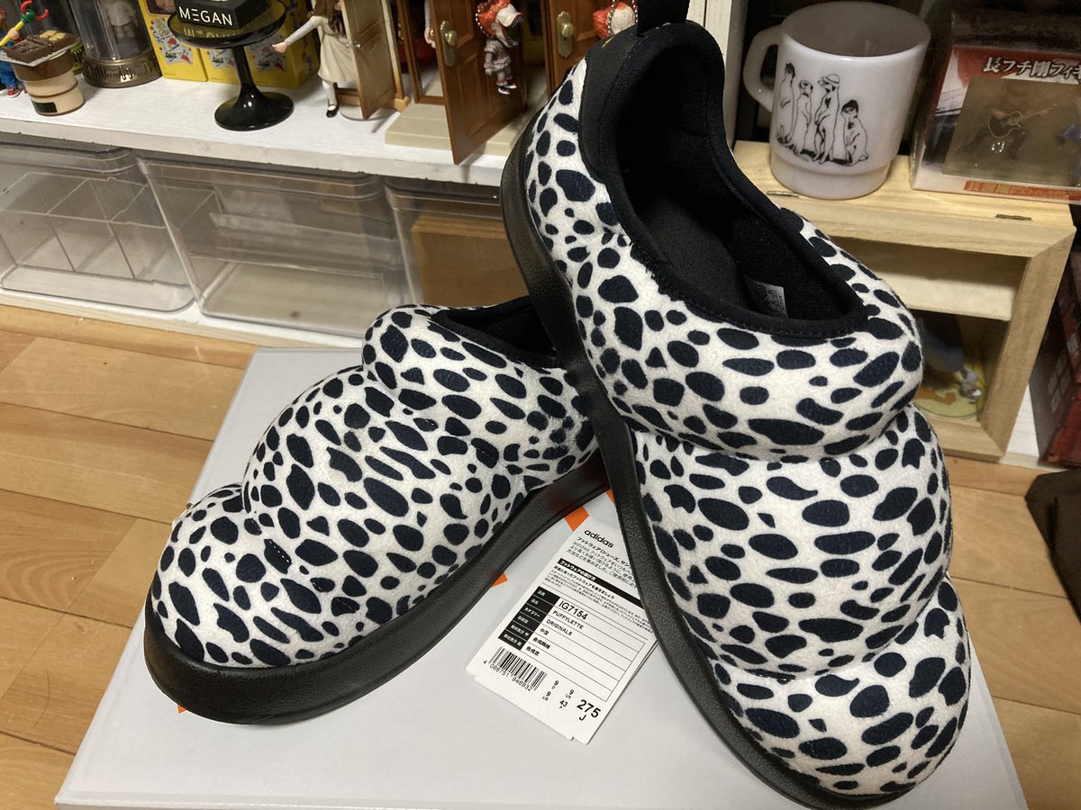 momokanarobo1's tweet photo. 本日の衝動買い🛍️
見た瞬間…即買い確定した
アディダスのパフィレッタ…
このルームシューズぽい感じと
ダルメシアンみたいな柄👍
今日までサンダルで過ごしてたので
大前提に…温かい👍
そして激軽で履きやすい
しばらく…鬼履きします👹
#adidas
#PUFFYLETTE https://t.co/DwfFtenk8R