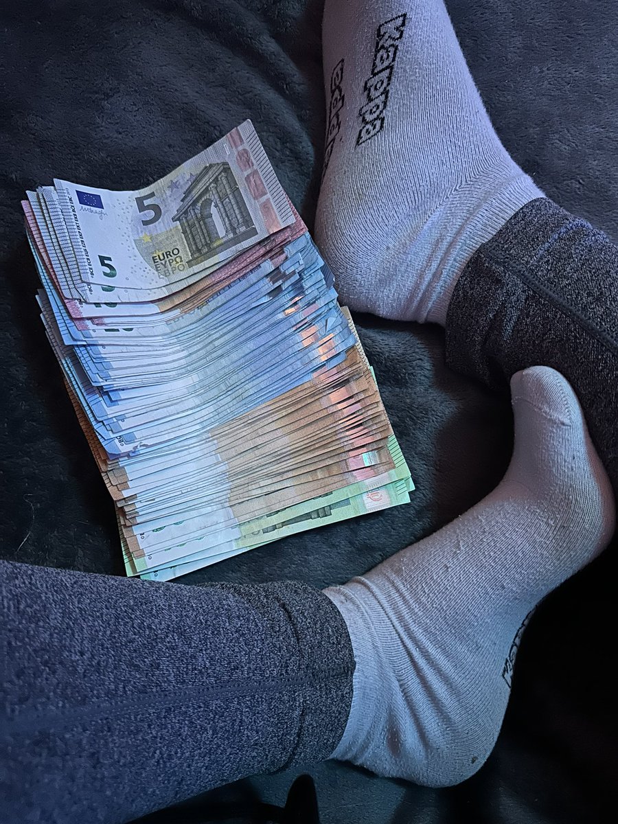 Dein Weihnachtsgeld steht mir viel besser als dir 🤷🏽‍♀️ 

Der nächste! 

#moneydom #payme #paypig #findom #findomfeet #feetlove #moneylove