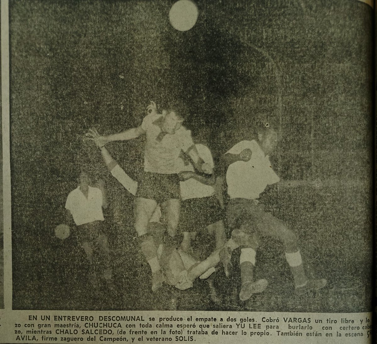 AntonioUbilla1's tweet image. 2 diciembre 1956, Sigifredo Chuchuca consigue derrotar a Cipriano Yu Lee y marcar el empate a 2 goles en clásico del Astillero que coronaría campeón profesional por primera vez a los millonarios #HistoriaFútbolGuayaquileño
