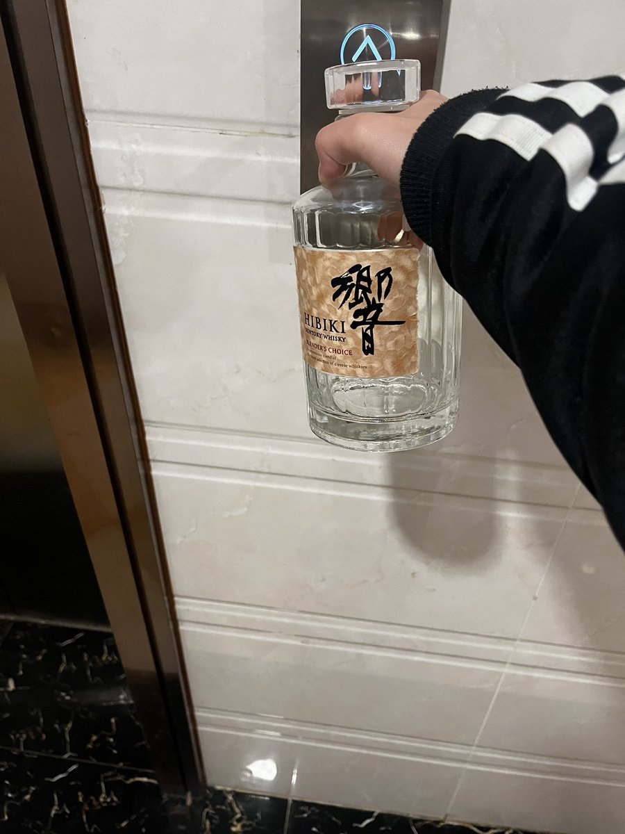 TknowHi's tweet photo. 我提个酒瓶回家的时候我补脑的是我是Frank https://t.co/pbTkzlolnZ