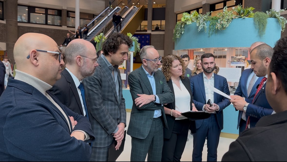 ycinnl's tweet photo. 🛑BELANGRIJK 🛑
de Jemenitische gemeenschap in Nederland heeft de tweede kamer bezocht om de situatie van Jemenitische vluchtelingen te bespreken. https://t.co/jkech0qRxK