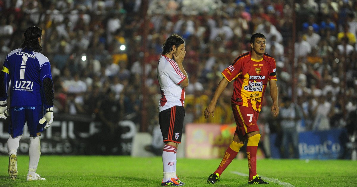 PlanetaBoca's tweet photo. 📸 Foto 1: el 3/12/12, River pierde 1-0 contra Boca Unidos por el Nacional B. 

📸 Foto 2: el 4/12/12, Boca se consagra campeón invicto de Primera División.

😉 No nos comparen nunca más, van a perder el tiempo. https://t.co/HVMPYS2ry6