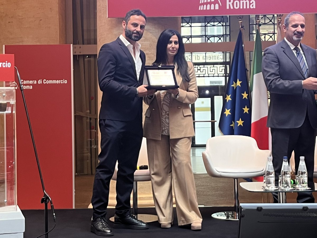 NicoEsp72's tweet photo. “Bisogna dare consapevolezza di innovarsi, di fare nuovi modelli di business, di inserire la tecnologia, con tutte quelle componenti che fanno l'innovazione” - @mr_travaglini, founder @MamaIndustry premia Alessandra Bonavina, founder di LunarCity
#PremioANGI #adv https://t.co/a4D733j7OY