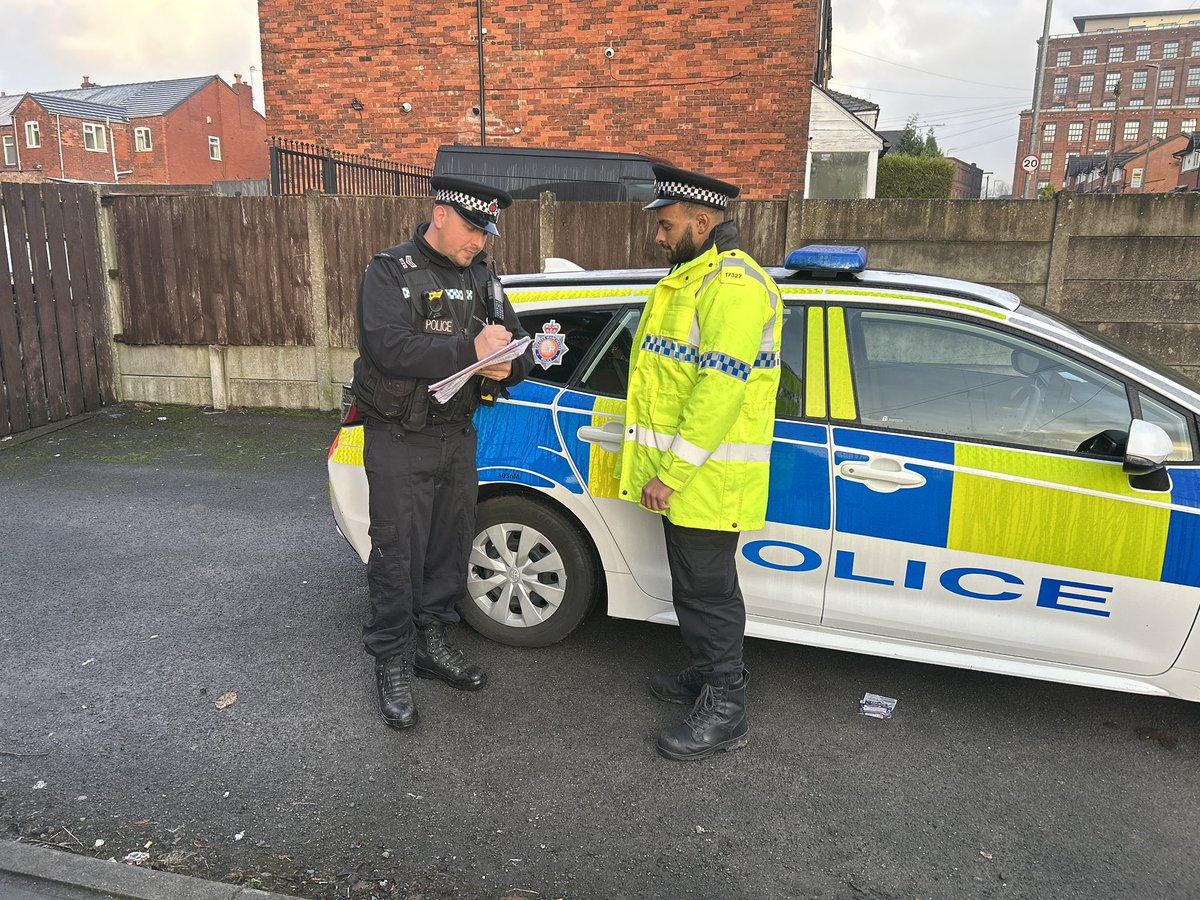 GMPWigan's tweet photo. We are at the scene on Siddow Common in #Leigh where a Response Sergeant is at the incident of the last night’s reported stabbing.
We are continuing to reassure the public.
#InADaysWork https://t.co/DHJYtprprd