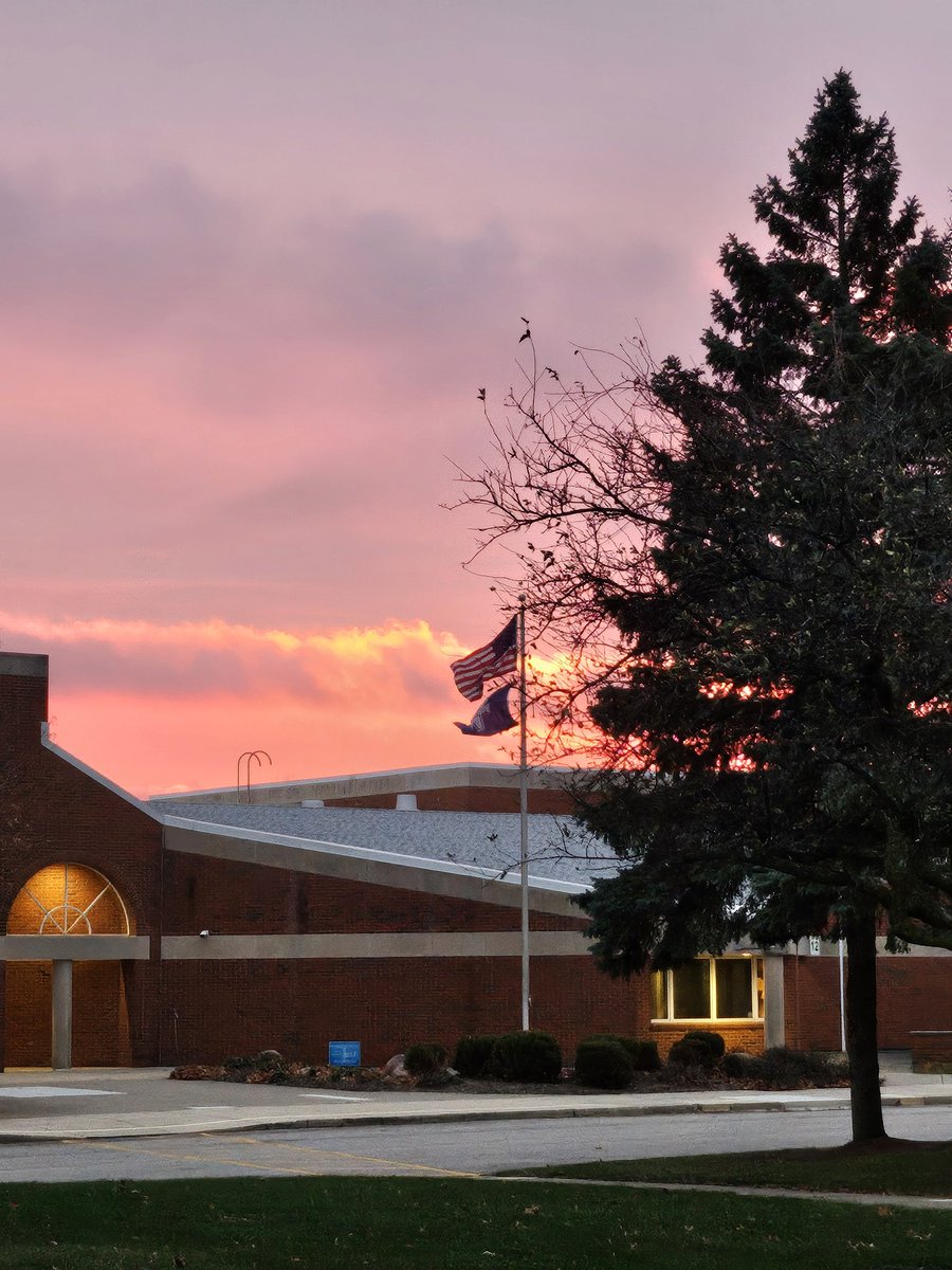 9ahC's tweet image. A beautiful but cold morning for driving school bus in @wcsdistrict Have a good day @WoParkSharks!
@USAsunrise #itsworthit