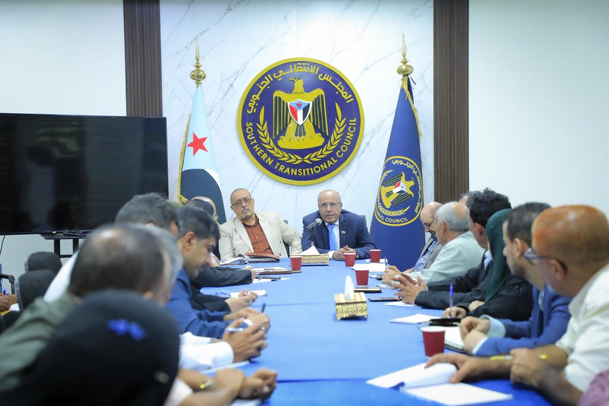 الكثيري يترأس لقاءً موسعاً برؤساء دوائر الأمانة العامة والهيئات التنفيذية بمحافظات الجنوب مستعرضاً أبرز مستجدات الأوضاع وتحركات المجلس الانتقالي ممثلًا بالرئيس عيدروس الزُبيدي، بمختلف الأُطُر الداخلية والإقليمية والدولية، متطرقًا إلى إرهاب مليشيات الحوثي المستهدفة لأمن الجنوب.