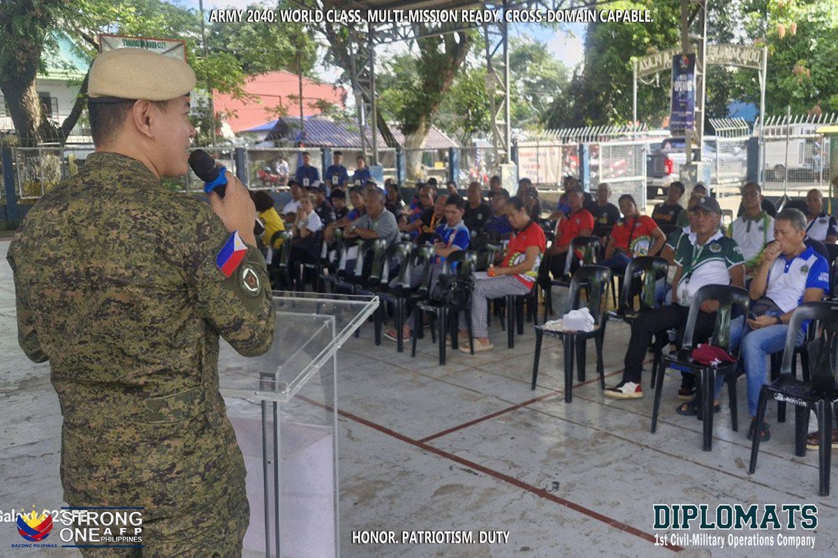 Nine1Diplomats's tweet photo. TINGNAN|| Mga Barangay Officials mula sa tatlong barangay ng Naga City sumailalim sa Orientation, Training at Seminar na isinagawa ng kapulisan at kasundaluhan.

#AFPyoucanTRUST
#PhilippineArmy
#StrongUnitedReliable
#KaagapayNgMgaBikolano https://t.co/GhwkaMLFfe