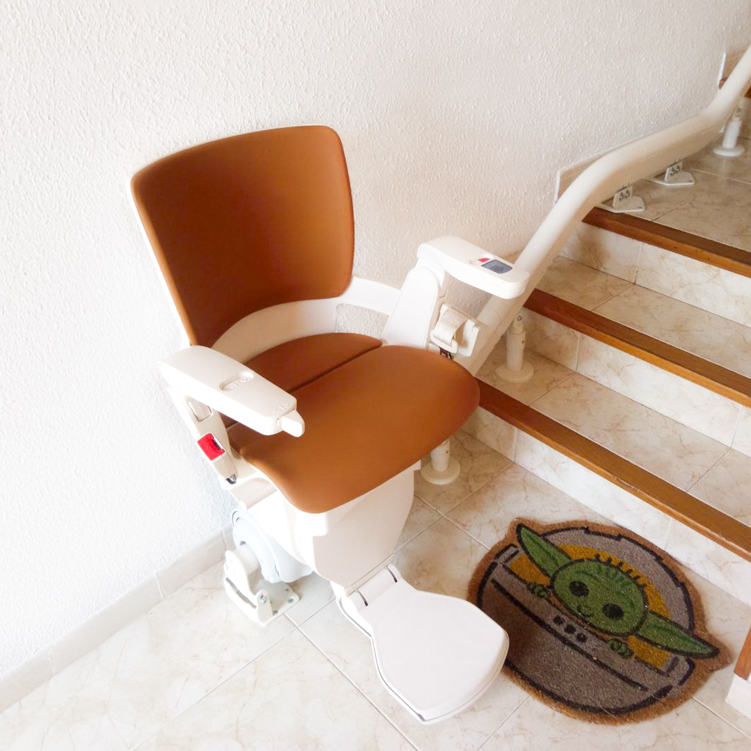 Más autonomía y calidad de vida en tu hogar. Esto es lo que logramos con nuestras #SillasSalvaescaleras, eliminamos barreras arquitectónicas. La de la imagen es una instalación real que hemos realizado hace poco. 

#accesibilidad #movilidad #movilidadreducida #sillaselevadoras