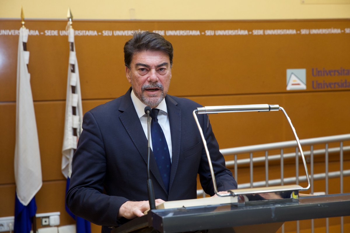 La Constitución española, protagonista hoy en la UA.
Esta mañana hemos conmemorado el Día de la Constitución con la tradicional lectura de la carta magna.
Todas las fotos del acto están disponibles en:
audiovisual.ua.es/fotoweb/archiv…