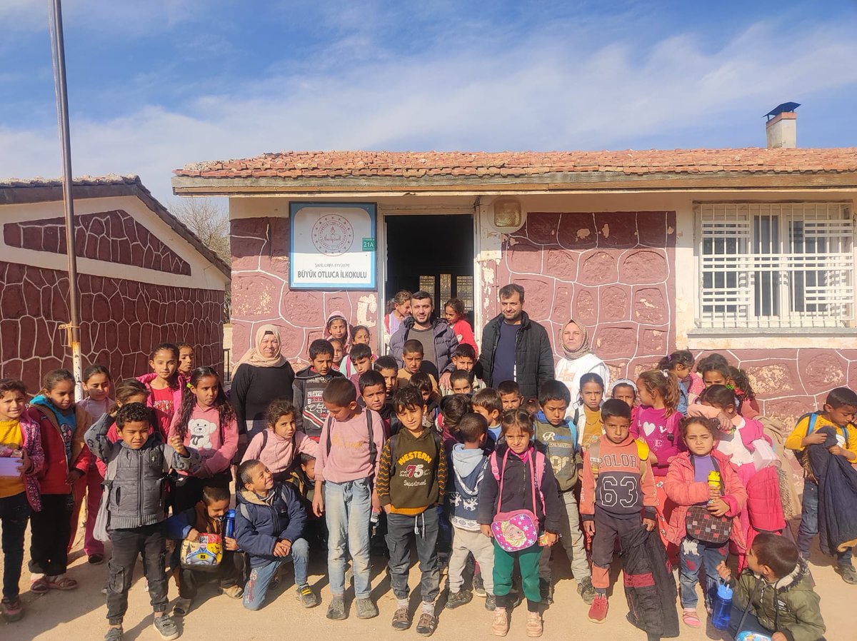 EyyubiyeM's tweet photo. Kardeş okulumuz Büyükotluca ilkokuluna ziyaret gercekleştiren okul müdürümüze, öğrencilerimize,ve öğretmenlerimize teşekkür ederiz.
@hasansildak 
@hamit_kyc 
@harrani63 
@mehmet_cakmak63 
@ali_kbulut 
@hasanacaboga https://t.co/NbQt6wzdRY