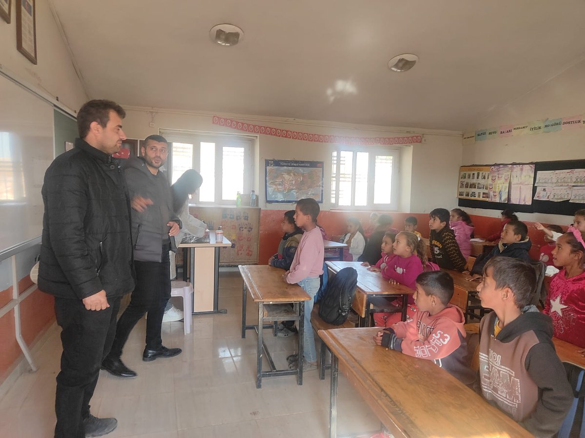 EyyubiyeM's tweet photo. Kardeş okulumuz Büyükotluca ilkokuluna ziyaret gercekleştiren okul müdürümüze, öğrencilerimize,ve öğretmenlerimize teşekkür ederiz.
@hasansildak 
@hamit_kyc 
@harrani63 
@mehmet_cakmak63 
@ali_kbulut 
@hasanacaboga https://t.co/NbQt6wzdRY