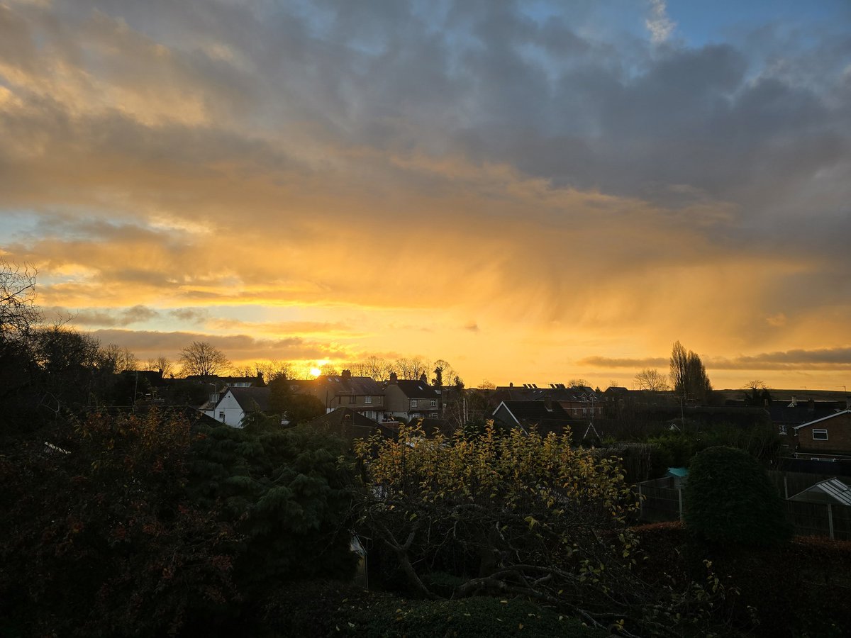 Gorgeous morning over Milton Keynes <a href="/scenesfromMK/">scenesfromMK</a> <a href="/ThePhotoHour/">#ThePhotoHour</a> #sunrise