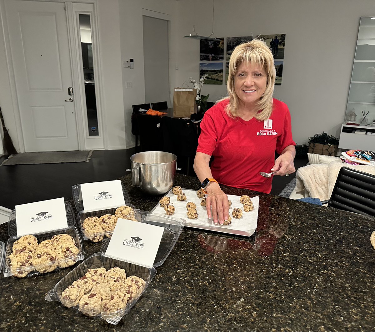 snowscholarship's tweet image. Happy National Cookie Day🍪 
What better way to celebrate than to rally together as a community and bake fresh cookies for #SnowScholars that are studying for final exams in college!