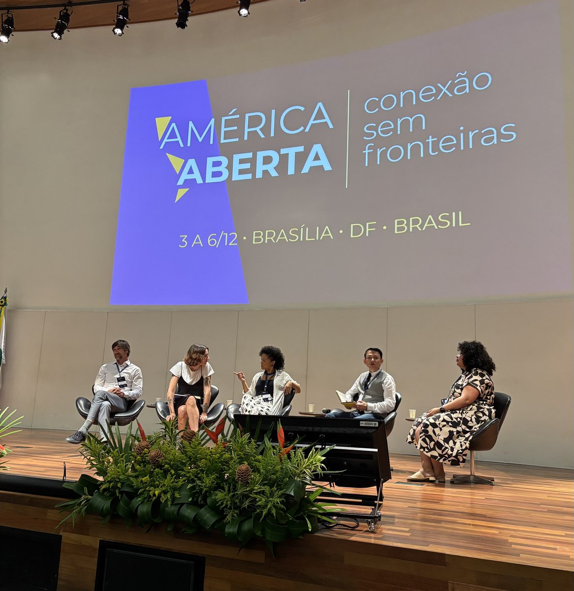 Showtime para “El campo de batalla digital” con <a href="/agustinfrizzera/">Agustin Frizzera</a> <a href="/TarickGracida/">Tarick Gracida 💜💚</a> <a href="/FlaviaGemignani/">Flavia Gemignani</a> <a href="/mairaberutti/">Maíra Berutti</a> y <a href="/mayrabaez/">Mayra Báez</a> en #AmericaAbierta 👇